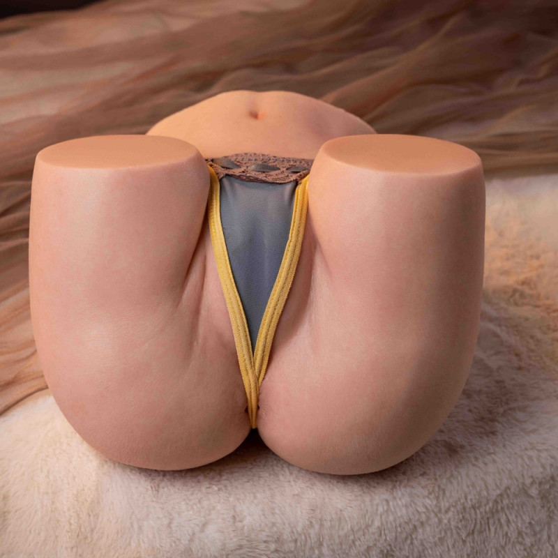 -silicone-butt-model-natural-curves